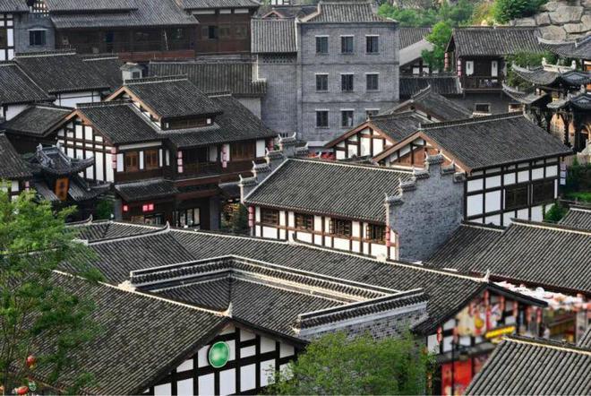 没有编制的老年人，普本毕业的年轻人：他们都去哪里了？